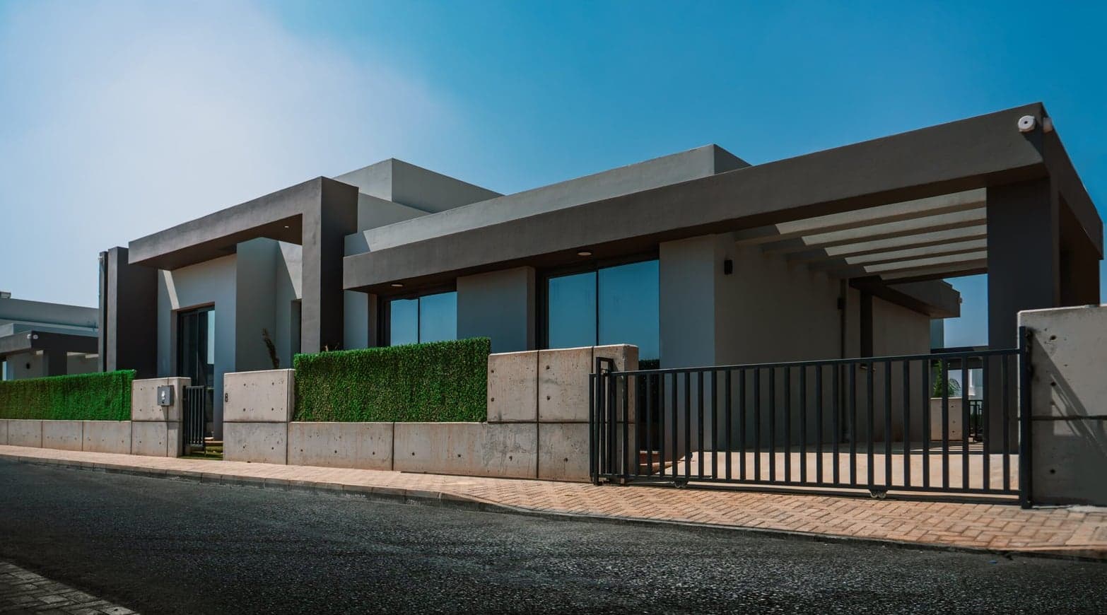 Single-storey Richmond Park villa from the street