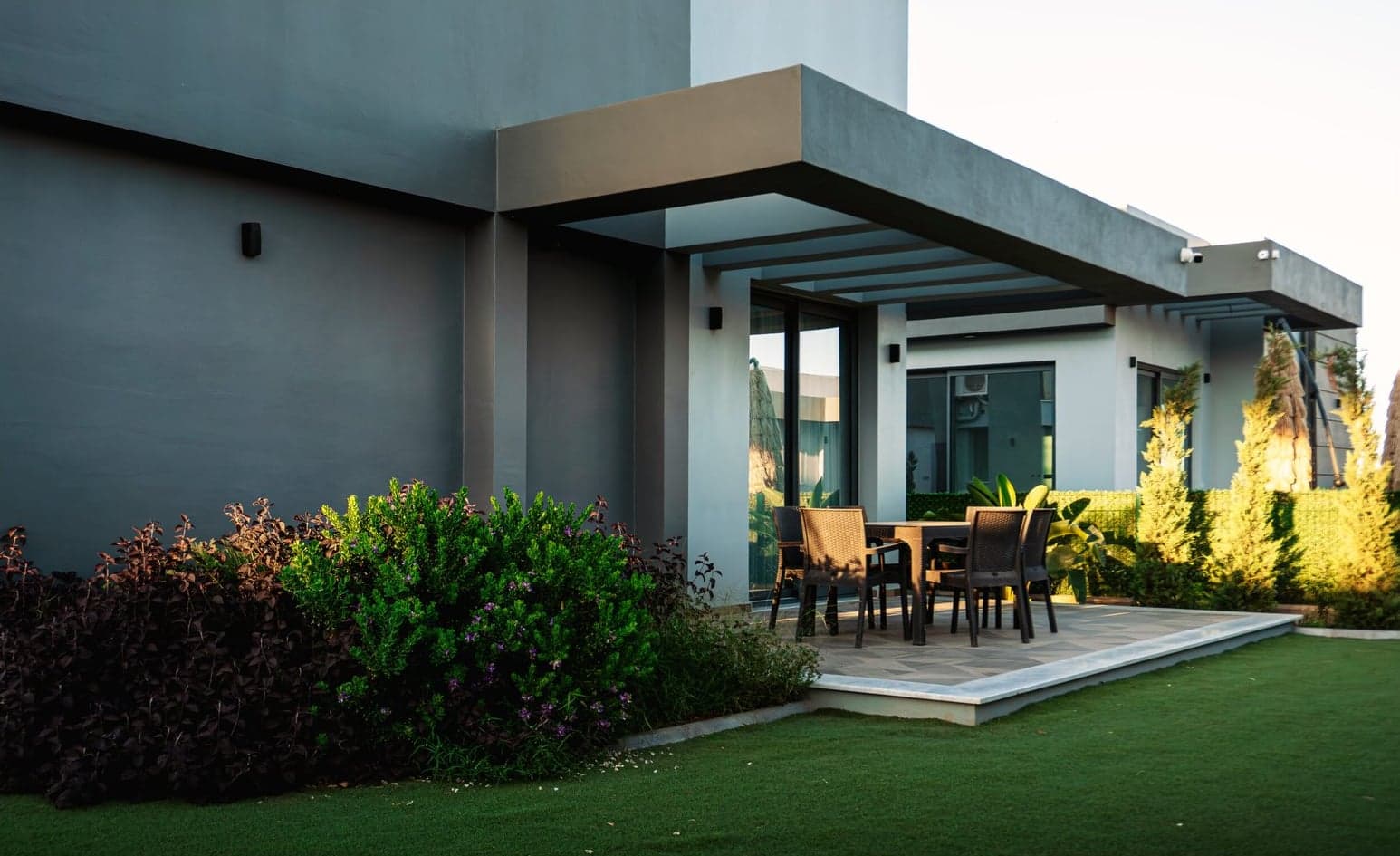 Covered terrace and garden