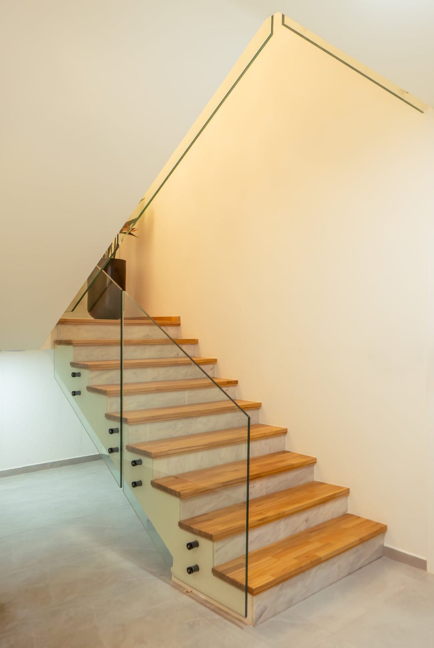 Floating oak stair with glass balustrade